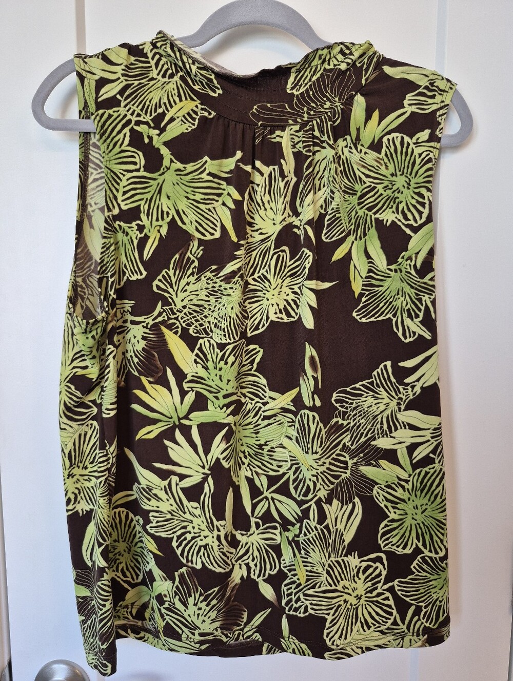 Sere Nade Sleeveless Floral Print Blouse in Lime on Chocolate